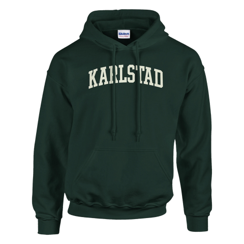 Mörkgrön hoodie med vit college-stil text “Karlstad” på bröstet.