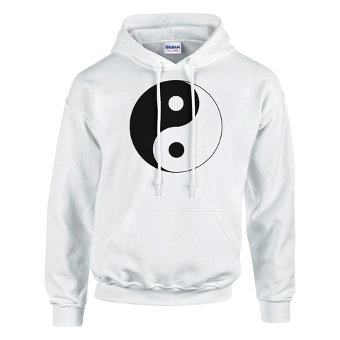 Vit unisex hoodie med stor svartvit yin–yang-symbol på bröstet – minimalistisk design för balans och harmoni.