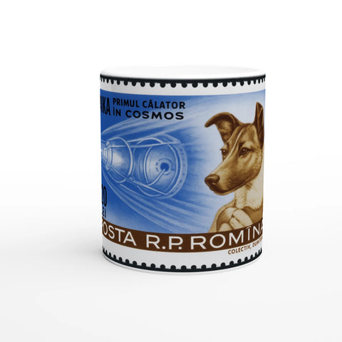 Vit mugg med retro frimärkesdesign och porträtt av hunden Laika