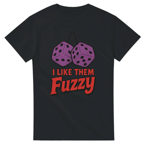 Svart t-shirt med lila fuzzy dice och röd text: I Like Them Fuzzy