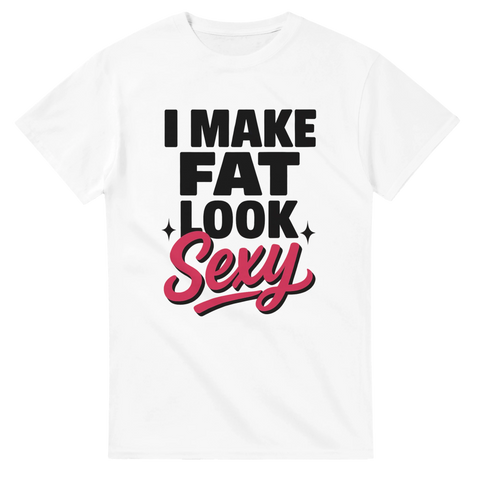 Vit t-shirt med stor text "I Make Fat Look Sexy", perfekt för body positivity och humor med självdistans