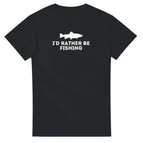 Svart t-shirt med vit text “I’d Rather Be Fishing” och fisk-siluett tryckt framtill