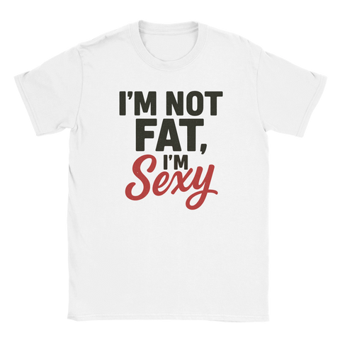 Vit t-shirt med humoristisk text "I’m Not Fat I’m Sexy" i svart och rött, perfekt för dig med självdistans och humor
