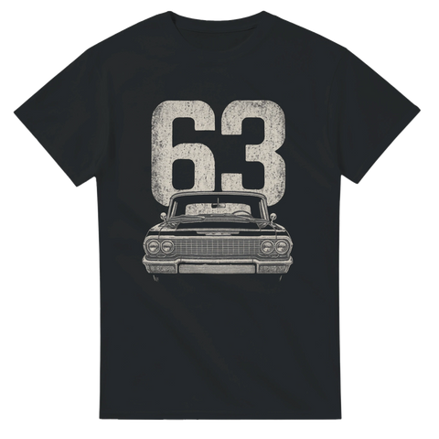T-shirt med motiv av en Chevrolet Impala 1963 och stor siffra 63, perfekt för raggare och bilentusiaster