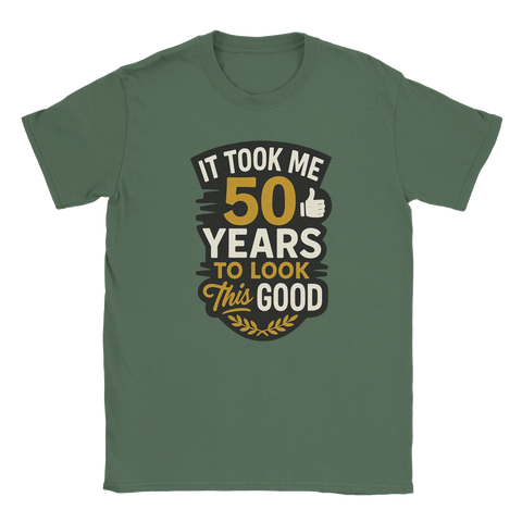 Grön t-shirt med texten "It Took Me 50 Years to Look This Good", humoristisk födelsedagströja för 50-åring med tumme upp och stilren layout