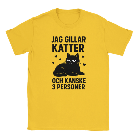 Gul t-shirt med svart text "Jag gillar katter och kanske 3 personer" och en butter tecknad katt – perfekt för kattälskare med humor och attityd