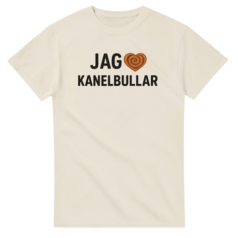 Naturvit t-shirt med svart text “Jag ❤️ Kanelbullar” och ett hjärta format som en kanelbulle – rolig fika-tröja i svensk stil.
