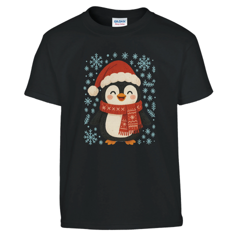 Barn-t-shirt i rött med gullig julpingvin i tomteluva och halsduk bland snöflingor.