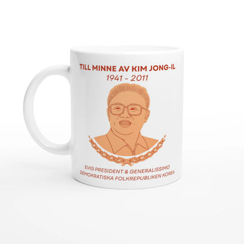 Vit mugg med retro satirisk ledarillustration Kim Jong Il och humoristisk text