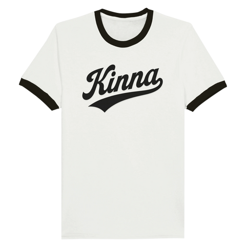 Ringer t-shirt med svart text "Kinna" i retrostil på vit bakgrund