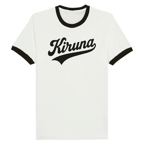 Ringer t-shirt med svart text "Kiruna" i retrostil på vit bakgrund