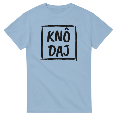 Ljusblå t-shirt med svart text "KNÔ DAJ" i ruta, göteborgshumor