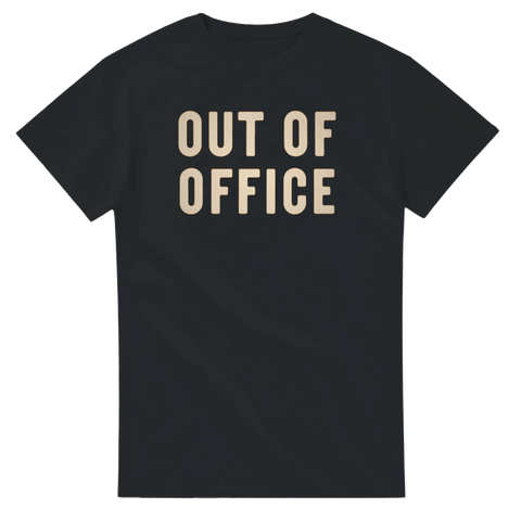 T-shirt med off-white text Out of office för kontorshumor
