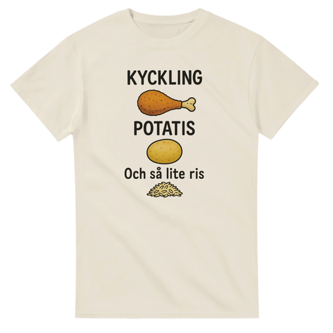 Ljus t-shirt med tre matillustrationer: kycklingklubba, potatis och ris samt texten “Kyckling Potatis Och så lite ris” – humoristisk matdesign.