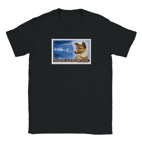 Svart t-shirt med retro postfrimärkesmotiv av rymdhunden Laika