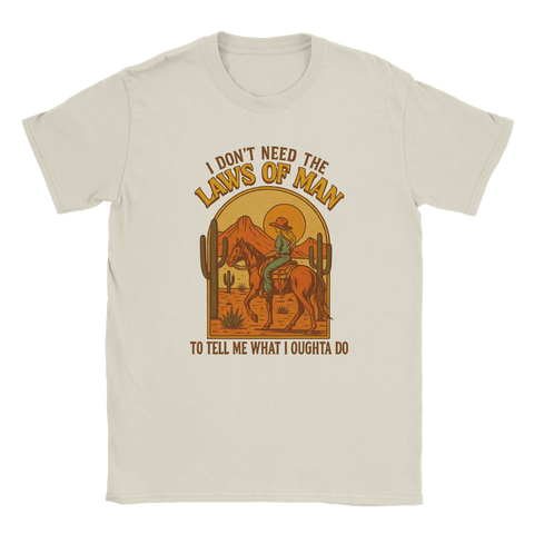 Beige t-shirt med westerninspirerad illustration och texten ”I don’t need the laws of man to tell me what I oughta do”.