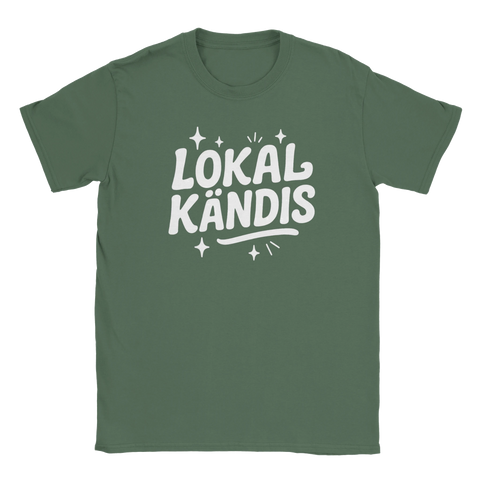 Grön t-shirt med texten "Lokal Kändis" och stjärndetaljer
