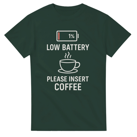 Mörkgrön t-shirt med texten “Low Battery Please Insert Coffee” och kaffekopp