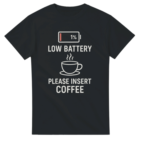Svart t-shirt med texten “Low Battery – Please Insert Coffee”, en ikon av ett tomt batteri och en rykande kaffekopp – perfekt för morgontrötta.