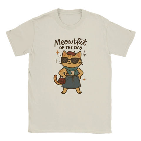 Beige t-shirt med tecknad katt i solglasögon, denimklänning och handväska, omgiven av glittrande detaljer. Text: “Meowtfit of the Day” – ett roligt motiv för kattälskare med stil.