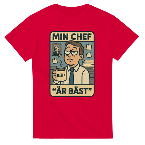 Röd t-shirt med illustration av utmattad kontorsarbetare som håller en kopp märkt "HJÄLP", med texten "Min chef är bäst"