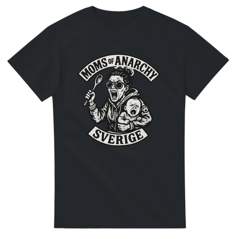 Svart t-shirt med en arg mamma med sked och bebis, texten "Moms of Anarchy – Sverige"