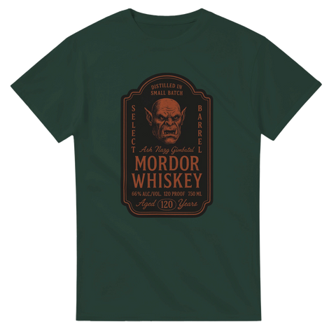 Grön t-shirt med fantasyinspirerad whiskey-etikett och texten ”Mordor Whiskey – Aged 120 Years”.
