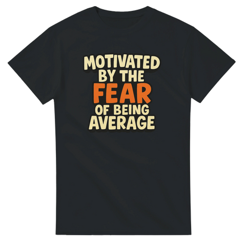 Svart t-shirt med texten ”Motivated by the Fear of Being Average” i retrostil
