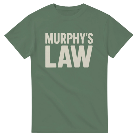 Grön t-shirt med stort vitt texttryck: Murphy’s Law – perfekt för dig som gillar ironiska och humoristiska plagg