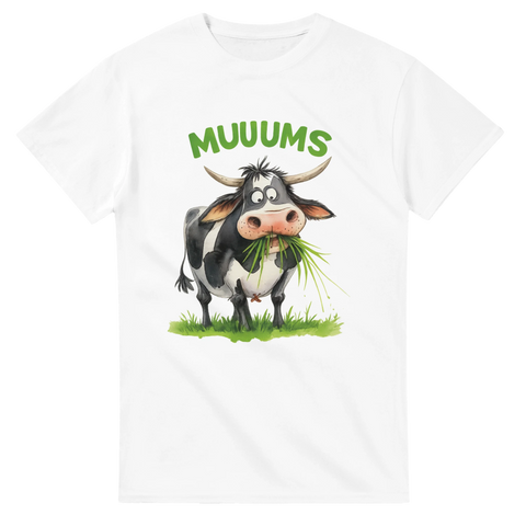 Vit t-shirt med humoristiskt motiv av en glad ko som tuggar gräs och texten MUUUMS i grönt – perfekt för djurälskare och lantlivsentusiaster.