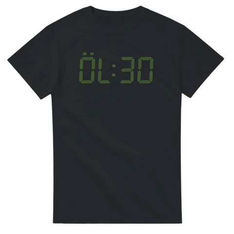 Svart t-shirt med grön digital klocka och texten "ÖL:30"