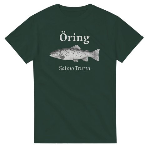Mörkgrön t-shirt med grå illustrerad öring och texten “Öring – Salmo Trutta” – perfekt för sportfiskare och naturälskare.