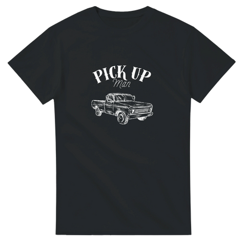 Vintageinspirerad t-shirt med texten Pick Up Man och en vit ritad pickuptruck, perfekt för bilnördar och countryfans