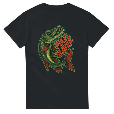 Illustrerad t-shirt med aggressiv gädda och texten "Pike Slayer" i rött – fiskemotiv från Shirty.se