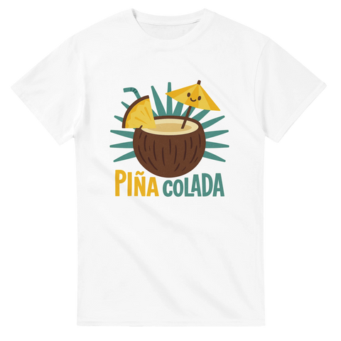 Vit t-shirt med kokosnöt, ananas och parasoll – texten ”Piña Colada” i färgglad design.