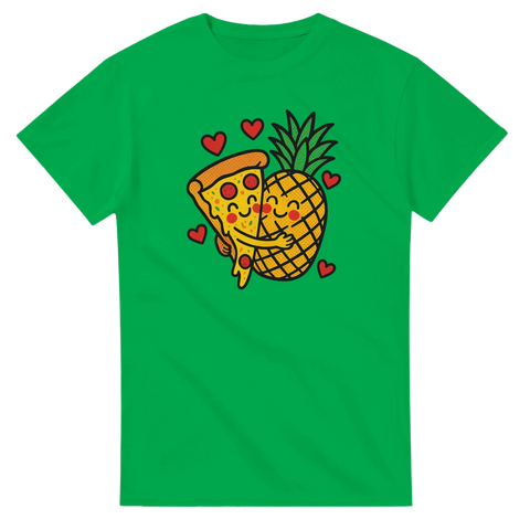 Rolig t-shirt med tecknad pizzabit och ananas som kramas omgivna av hjärtan – humoristiskt pizzamotiv.