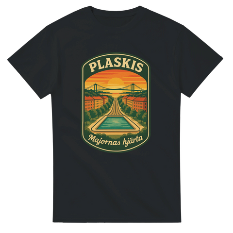 Svart t-shirt med retroinspirerad illustration av Plaskis – utomhusbassängen i Majorna, Göteborg, med texten “Majornas hjärta”