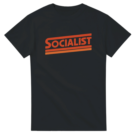 Svart t-shirt med röd text "Socialist" i sned retrostil med två streck under.