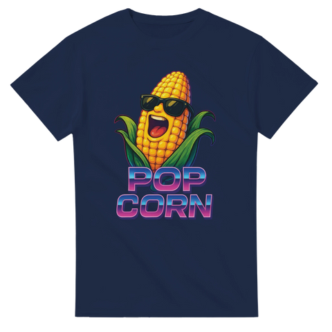 Blå t-shirt med neoninspirerad retrodesign: en glad majskolv i solglasögon och texten "Pop Corn", perfekt för bioälskare och humor.