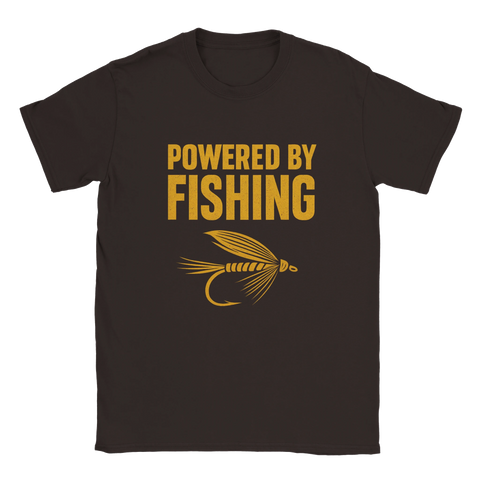 T-shirt i mörkbrunt med gul text Powered by Fishing och en fiskefluga