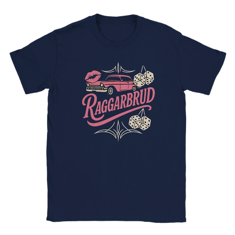 Marinblå t-shirt med rosa texten "Raggarbrud", retrobil, rosa läppstiftmärke och beige fuzzy dice – perfekt för raggare och bilträffar