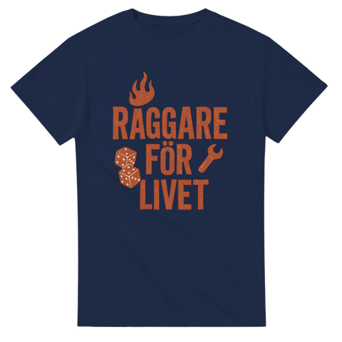 Blå t-shirt med texten "Raggare för livet" och symboler för eld, tärningar och verktyg