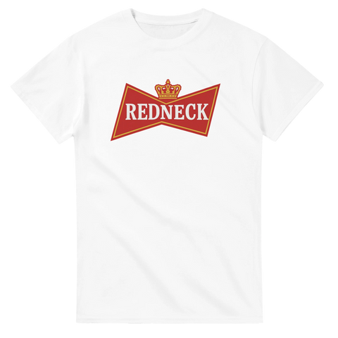 Vit t-shirt med röd och gul vintage-logotyp och text “Redneck”.
