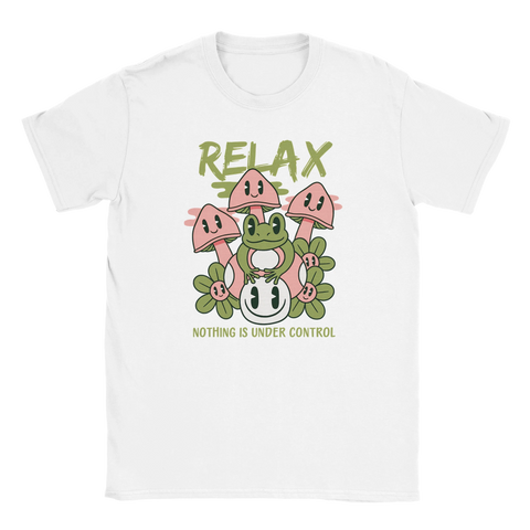 Vit t-shirt med tecknad groda omgiven av rosa svampar och gröna blad samt texten "Relax – Nothing Is Under Control", i humoristisk och avslappnad stil.