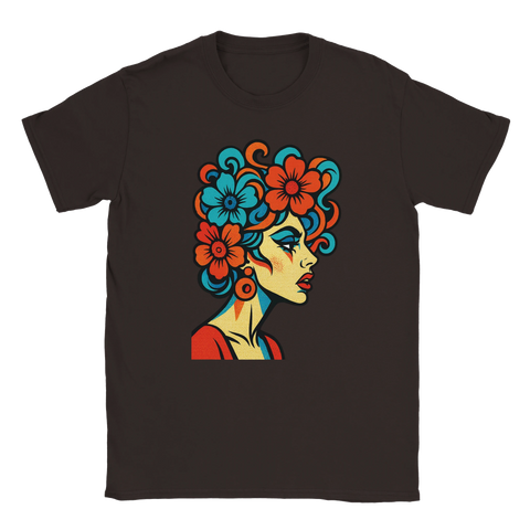 Grafisk t-shirt med färgstark kvinnoillustration och blomdetaljer.