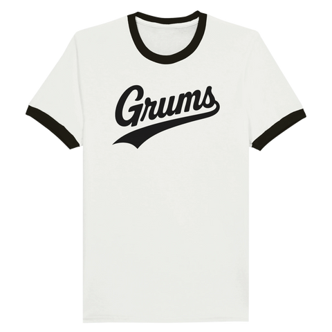 Ringer t-shirt med svart text "Grums" i retrostil på vit bakgrund