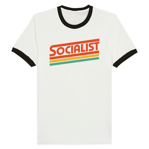 Vit t-shirt med svarta detaljer och texten "Socialist" i rött med färgade ränder i retrostil.
