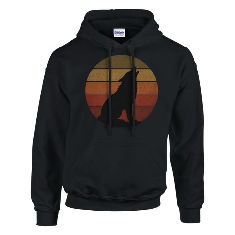 Svart hoodie med silhuett av ylande varg framför retrofärgad solnedgång
