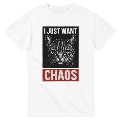 Vit t-shirt med tecknad katt och texten "I Just Want Chaos" i svart och rött.