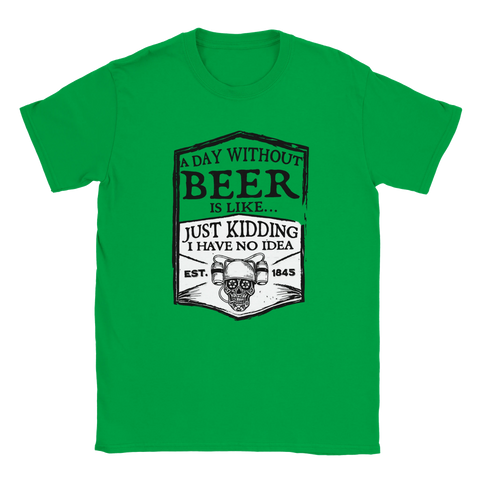 Grön t-shirt med rolig öltext: "A day without beer is like… just kidding I have no idea", perfekt för ölälskare och festsugna